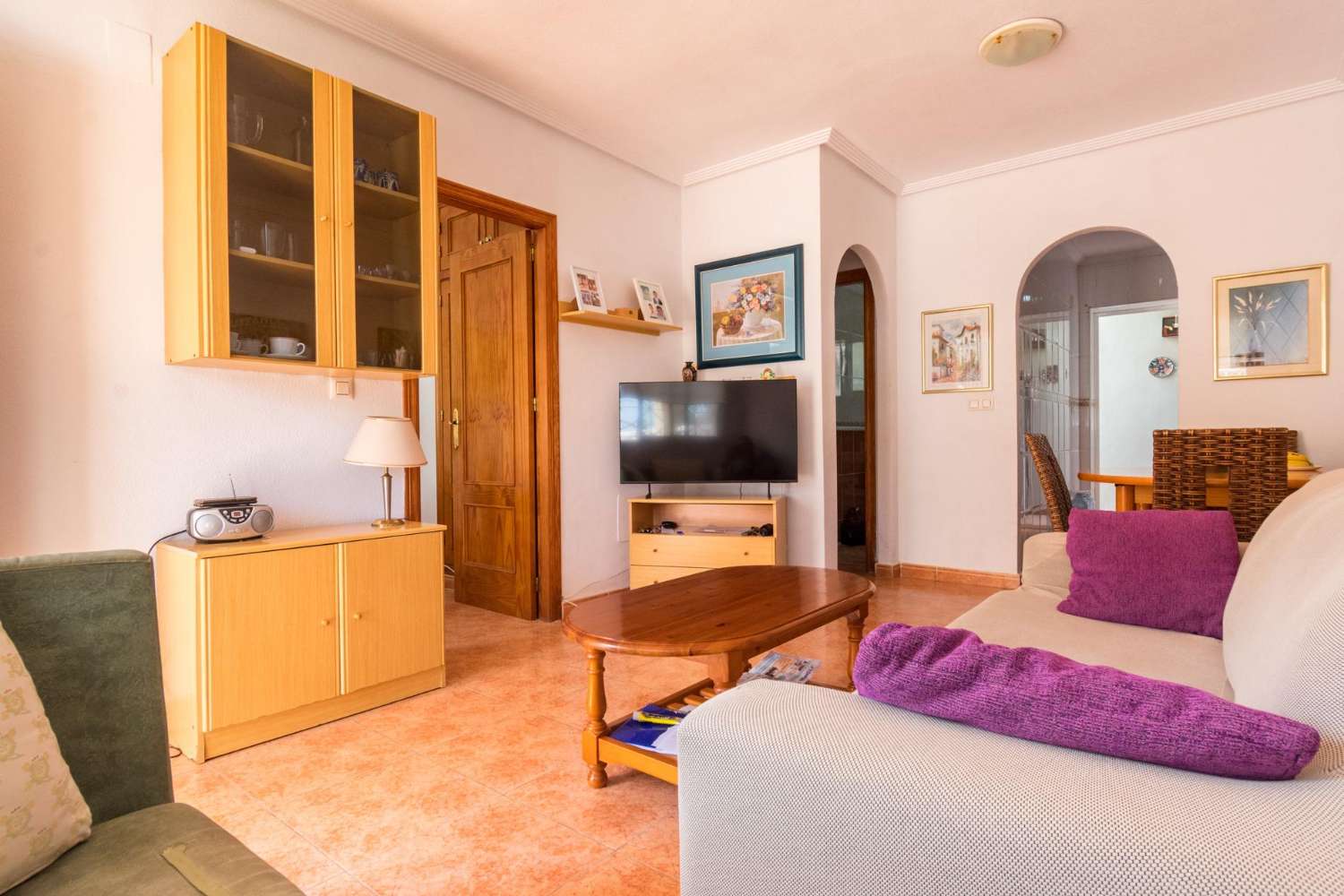 ¡OPORTUNIDAD IMPERDIBLE EN TORREVIEJA! BUNGALOW EN PLANTA BAJA CON JARDÍN Y PISCINA EN URBANIZACIÓN TRANQUILA