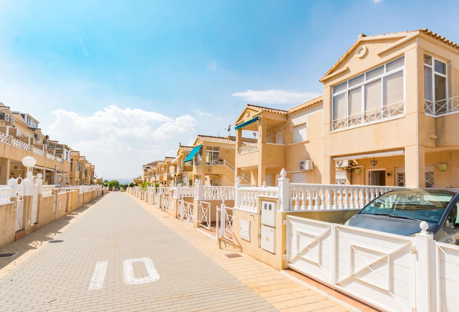 EINE GELEGENHEIT, DIE SIE IN TORREVIEJA NICHT VERPASSEN SOLLTEN! ERDGESCHOSSBUNGALOW MIT GARTEN UND POOL IN RUHIGER URBANISATION