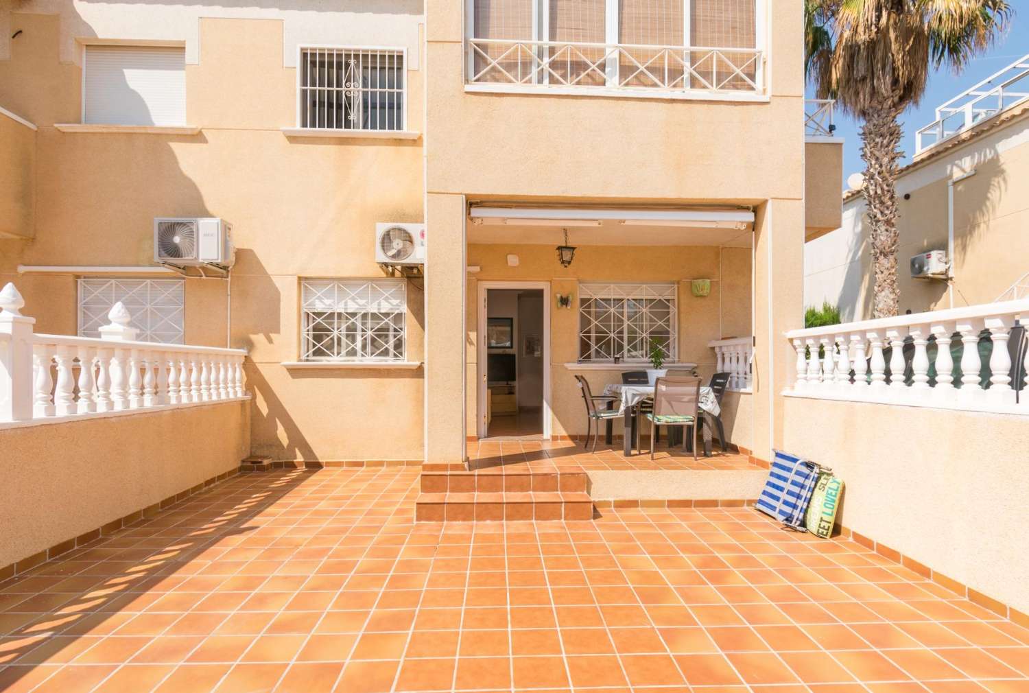 NIET TE MISSEN KANS IN TORREVIEJA! GELIJKVLOERSE BUNGALOW MET TUIN EN ZWEMBAD IN RUSTIGE URBANISATIE