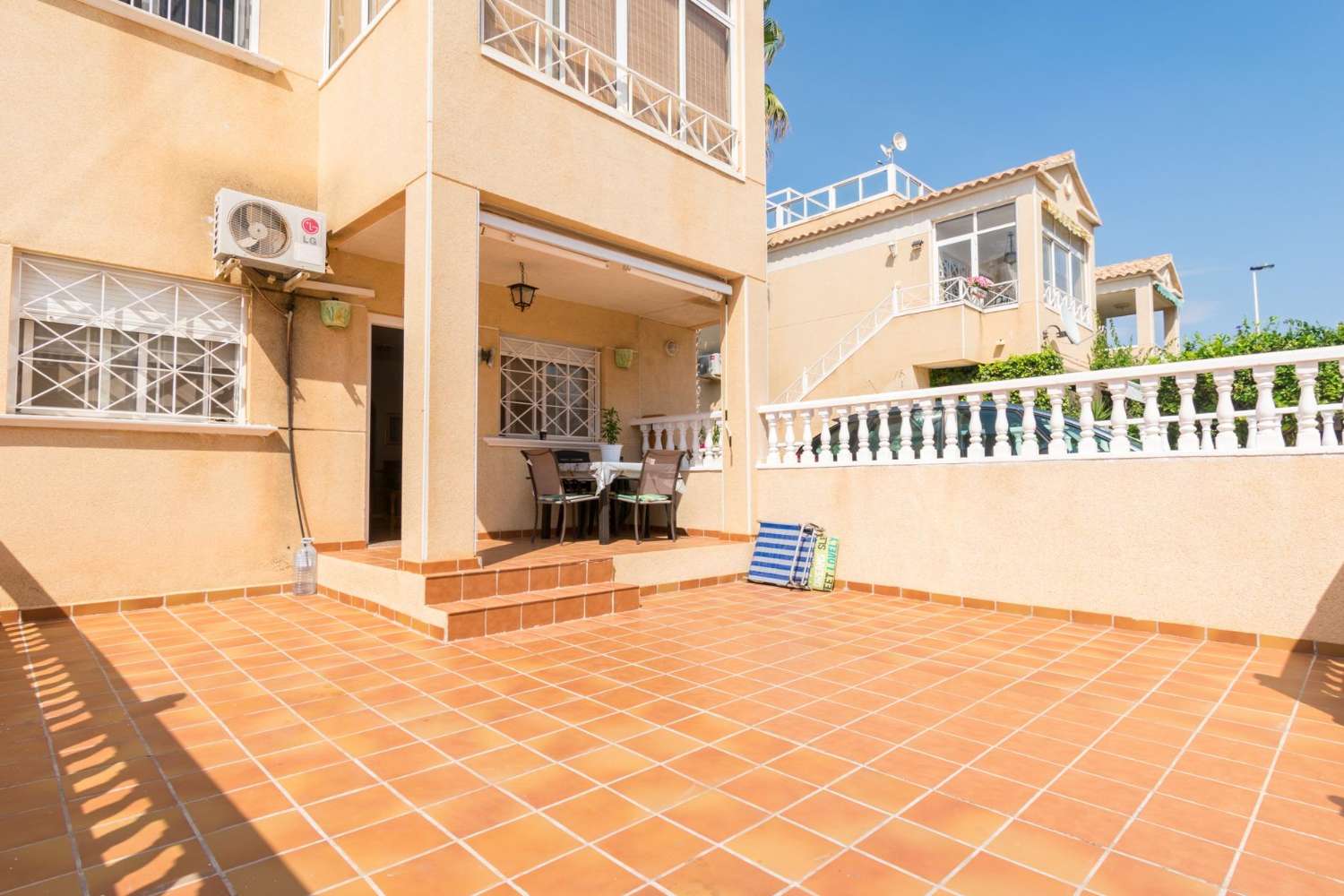 ¡OPORTUNIDAD IMPERDIBLE EN TORREVIEJA! BUNGALOW EN PLANTA BAJA CON JARDÍN Y PISCINA EN URBANIZACIÓN TRANQUILA