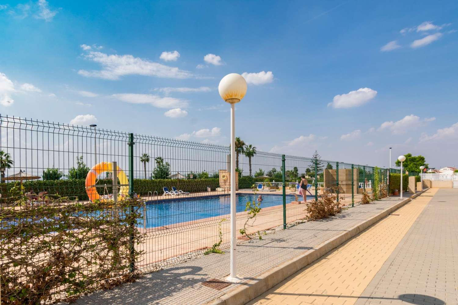 UUNDGÅELIGE MULIGHEDER I TORREVIEJA! STUEETAGEN BUNGALOW MED HAVE OG POOL I ROLIG URBANISERING