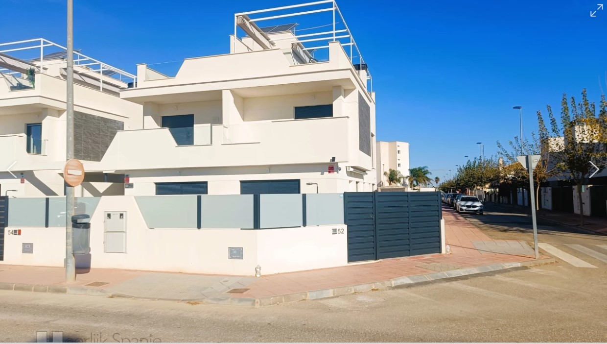 CASA DE ESQUINA ORIENTADA AL SUR A 500 M DE LA PLAYA CON PISCINA CLIMATIZADA Y AMPLIA AZOTEA EN SANTIAGO DE LA RIBERA