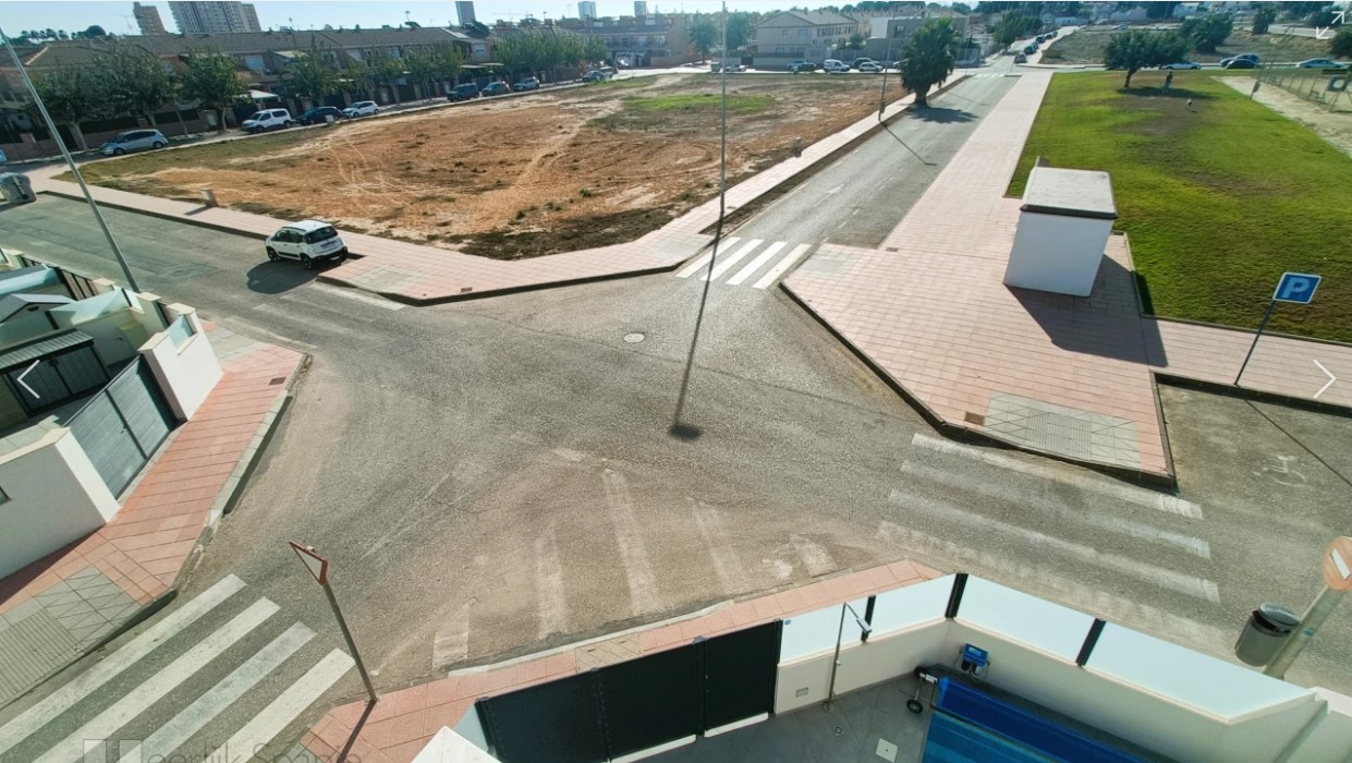 HÖRNHUS I SÖDERLÄGE 500 M FRÅN STRANDEN MED UPPVÄRMD POOL OCH STOR TAKTERRASS I SANTIAGO DE LA RIBERA