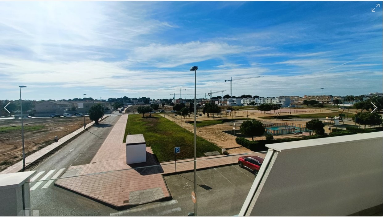 SYDVENDT HJØRNEHUS 500 M FRA STRANDEN MED OPVARMET POOL OG STOR TAGTERRASSE I SANTIAGO DE LA RIBERA