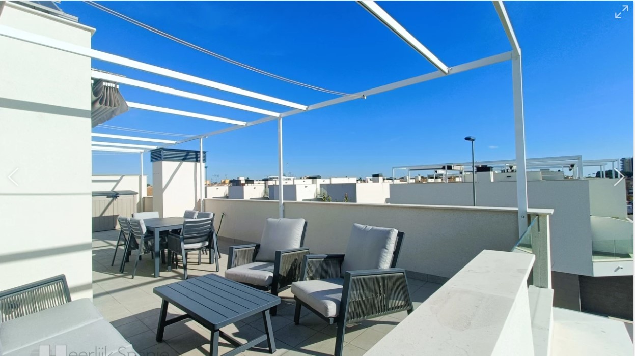 MAISON D’ANGLE ORIENTÉE SUD À 500 M DE LA PLAGE AVEC PISCINE CHAUFFÉE ET GRANDE TERRASSE SUR LE TOIT À SANTIAGO DE LA RIBERA