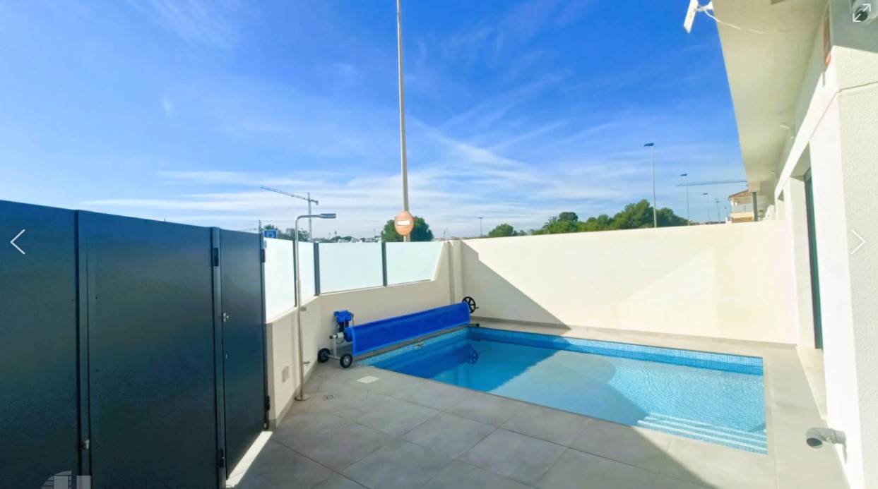 CASA D'ANGOLO ESPOSTA A SUD A 500 M DALLA SPIAGGIA CON PISCINA RISCALDATA E GRANDE TERRAZZA SUL TETTO A SANTIAGO DE LA RIBERA