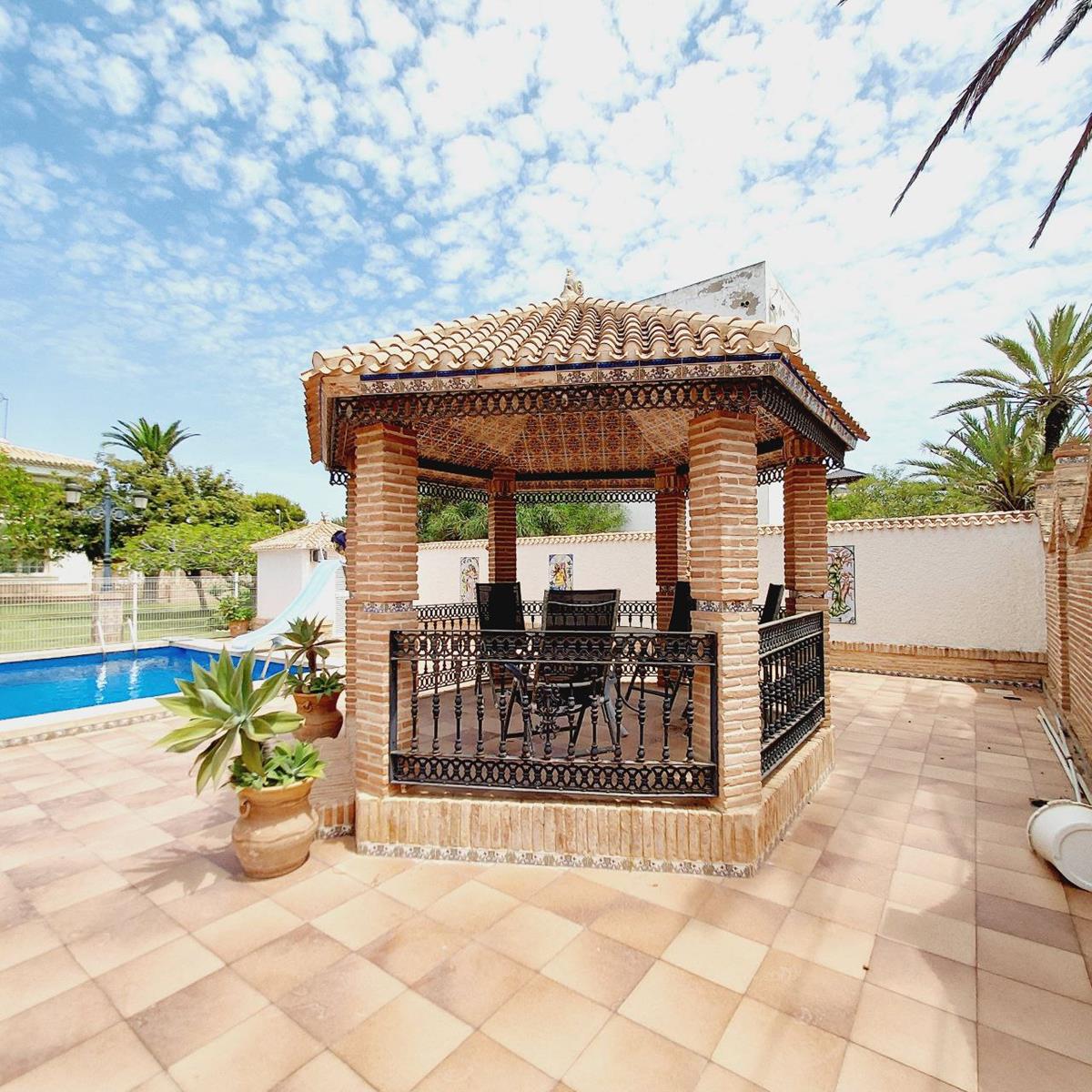 EXCLUSIVE DETACHED VILLA 100 METERS FROM THE SEA IN CABO ROIG WITH A PLOT OF 1,500 m² AND PRIVATE POOL