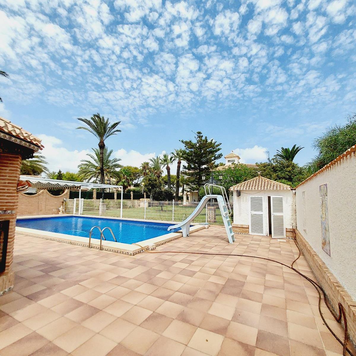 EXCLUSIVO CHALET INDEPENDIENTE A 100 METROS DEL MAR EN CABO ROIG CON PARCELA DE 1.500 m² Y PISCINA PRIVADA