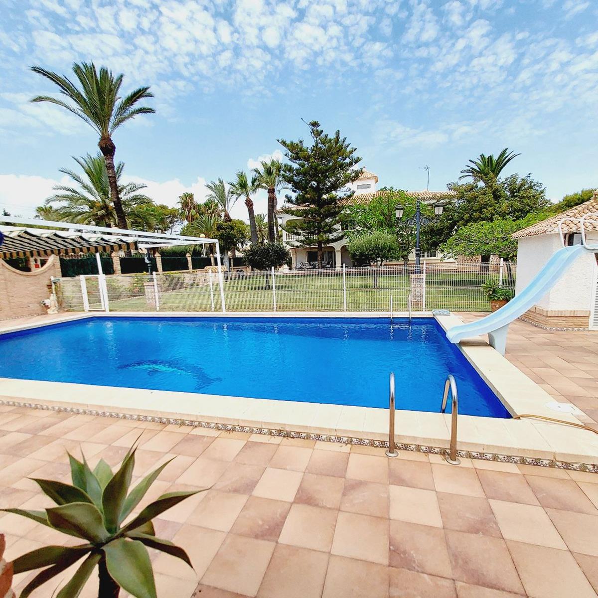 ESCLUSIVA VILLA INDIPENDENTE A 100 METRI DAL MARE A CABO ROIG CON UN TERRENO DI 1.500 m² E PISCINA PRIVATA