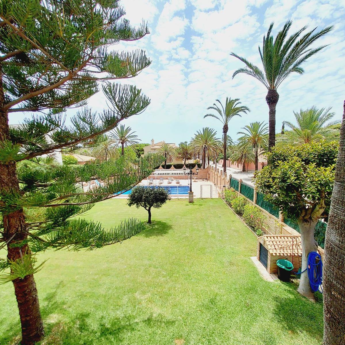 EKSKLUSIV FRITLIGGENDE VILLA 100 METER FRA HAVET I CABO ROIG MED EN GRUND PÅ 1.500 M² OG PRIVAT POOL