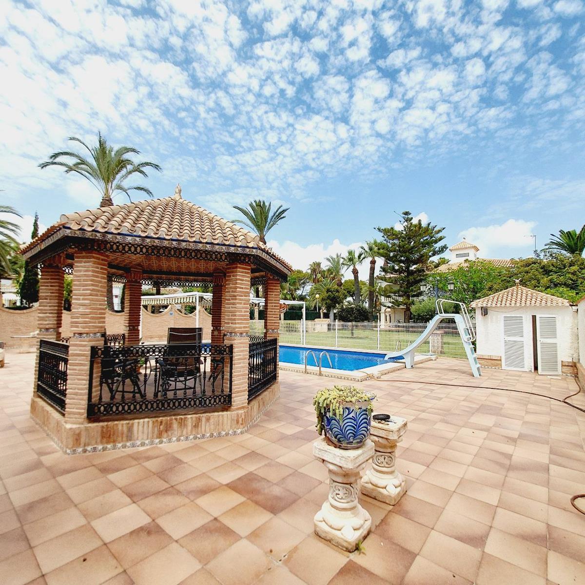 ESCLUSIVA VILLA INDIPENDENTE A 100 METRI DAL MARE A CABO ROIG CON UN TERRENO DI 1.500 m² E PISCINA PRIVATA