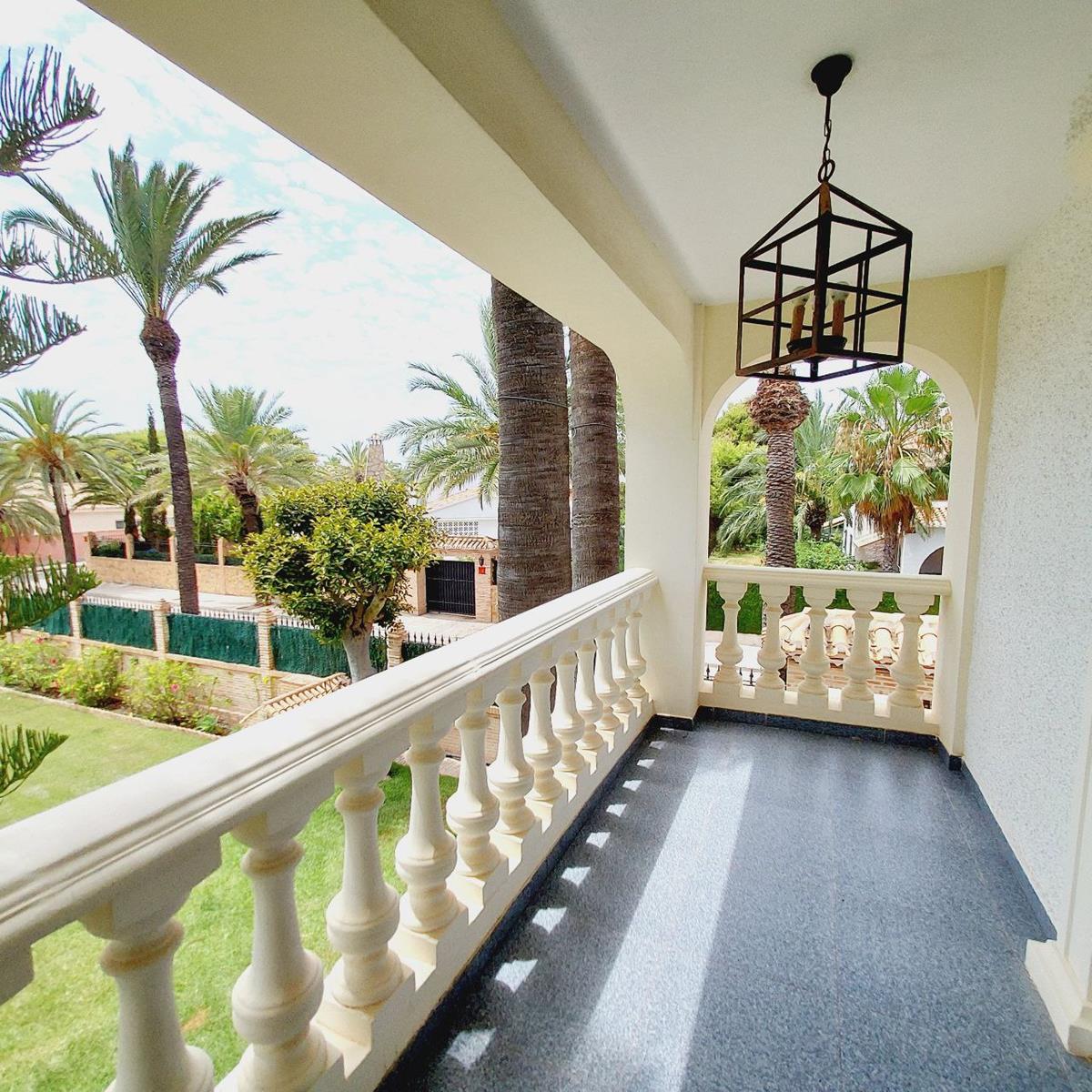 EXCLUSIVE DETACHED VILLA 100 METERS FROM THE SEA IN CABO ROIG WITH A PLOT OF 1,500 m² AND PRIVATE POOL