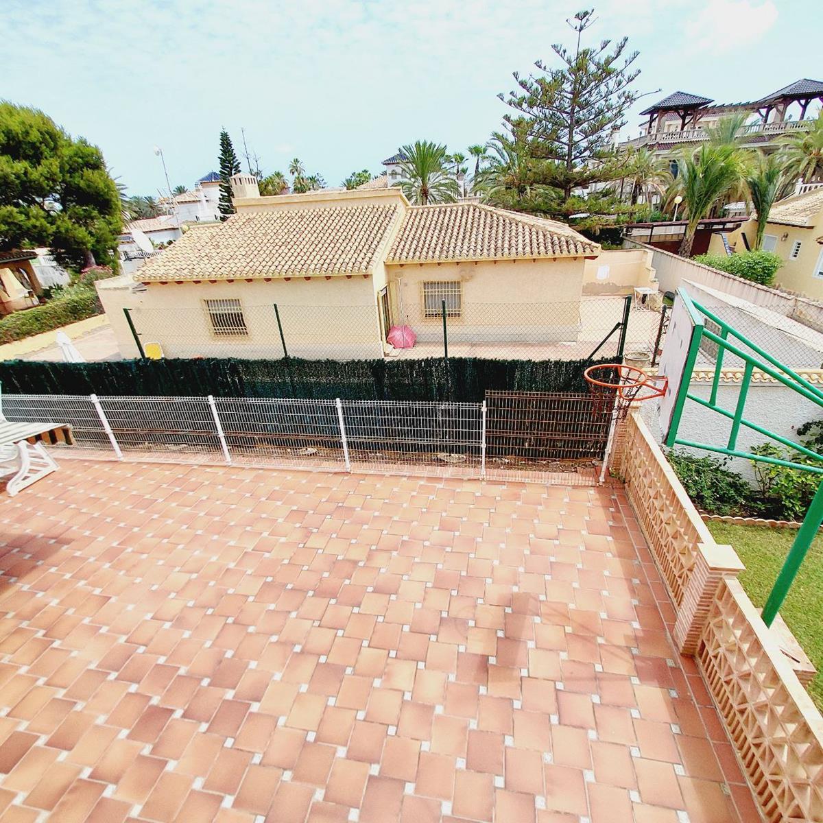 EXKLUSIVE FREISTEHENDE VILLA 100 METER VOM MEER ENTFERNT IN CABO ROIG MIT EINEM GRUNDSTÜCK VON 1.500 M² UND PRIVATEM POOL