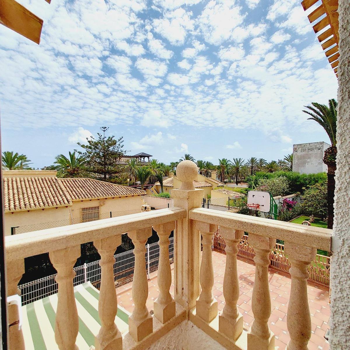 EXCLUSIVE DETACHED VILLA 100 METERS FROM THE SEA IN CABO ROIG WITH A PLOT OF 1,500 m² AND PRIVATE POOL