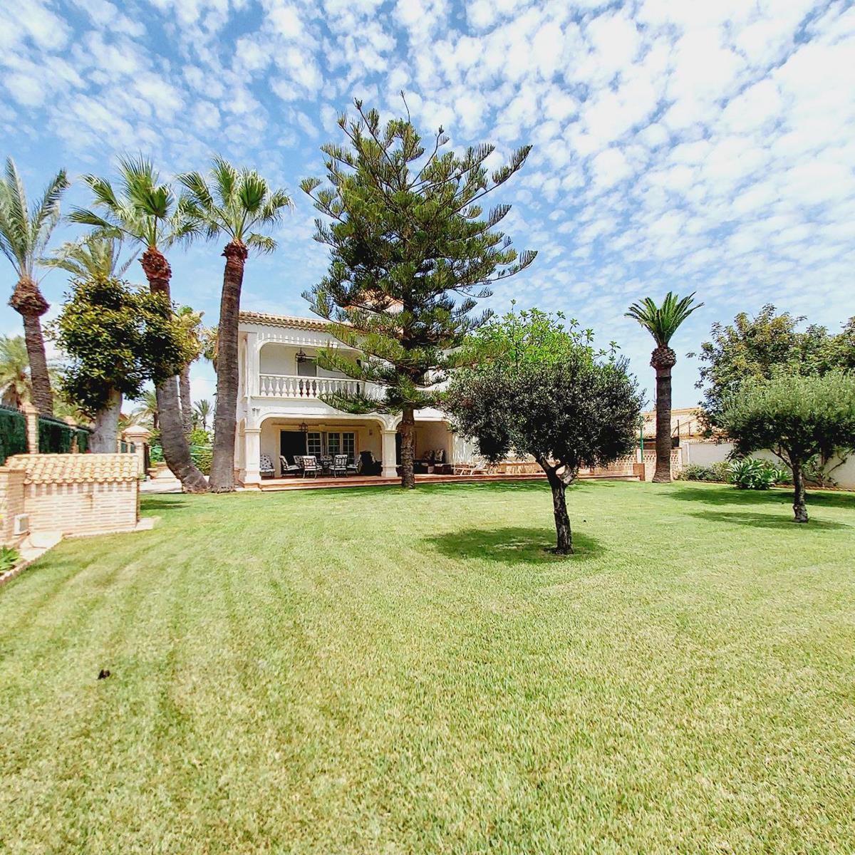 ESCLUSIVA VILLA INDIPENDENTE A 100 METRI DAL MARE A CABO ROIG CON UN TERRENO DI 1.500 m² E PISCINA PRIVATA