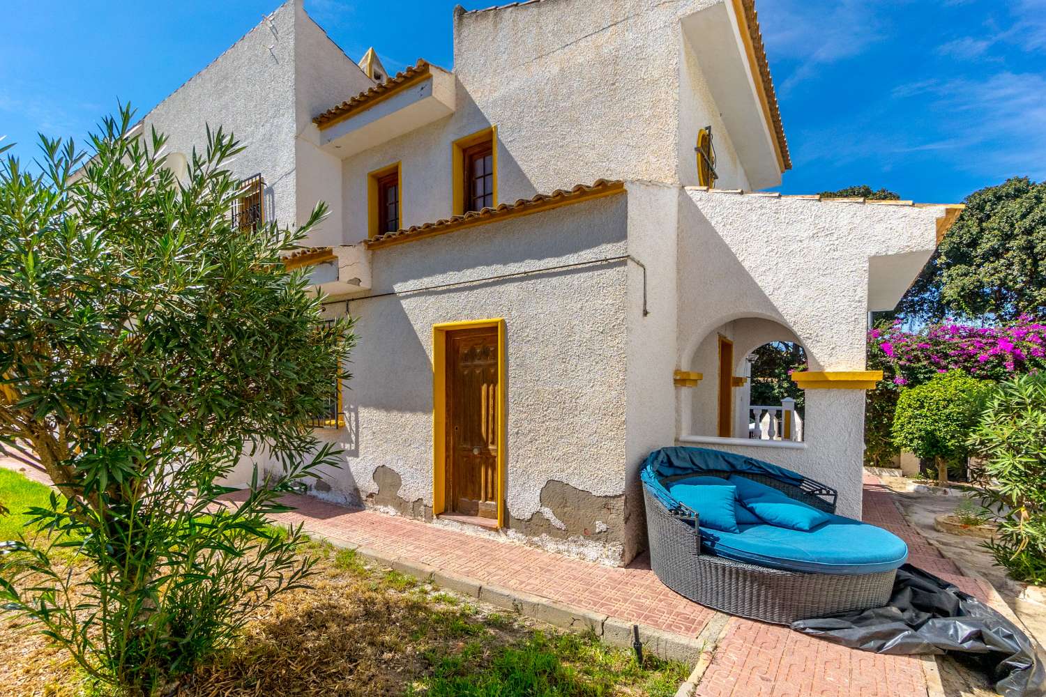 DUPLEX JUMELÉ MODERNE À LOS ALTOS AVEC PISCINE COMMUNE ET GARAGE SOUTERRAIN