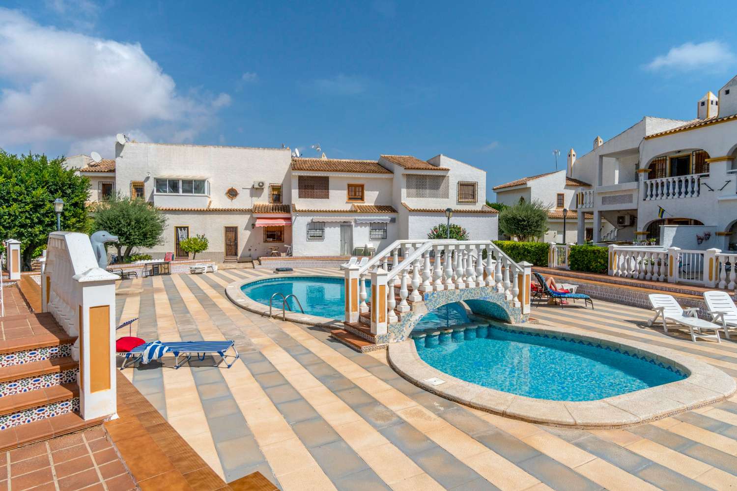 DUPLEX JUMELÉ MODERNE À LOS ALTOS AVEC PISCINE COMMUNE ET GARAGE SOUTERRAIN