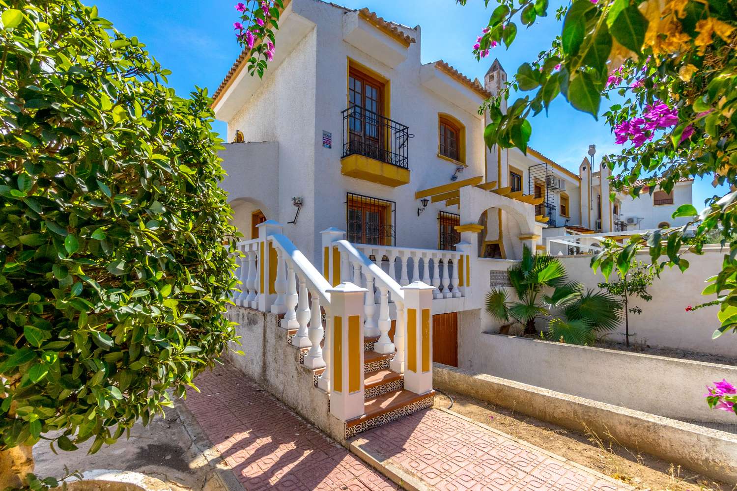 DUPLEX JUMELÉ MODERNE À LOS ALTOS AVEC PISCINE COMMUNE ET GARAGE SOUTERRAIN