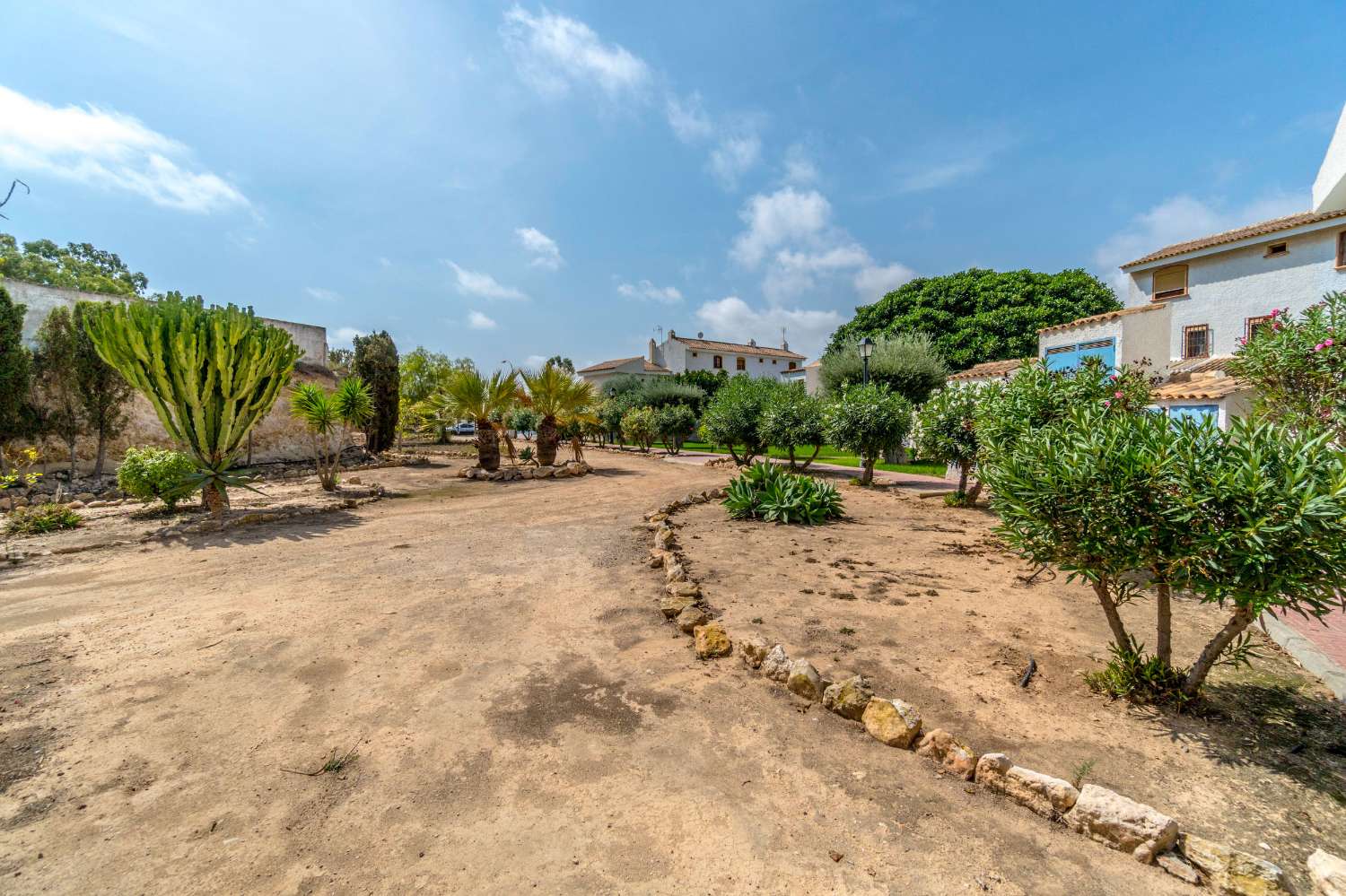 DUPLEX JUMELÉ MODERNE À LOS ALTOS AVEC PISCINE COMMUNE ET GARAGE SOUTERRAIN