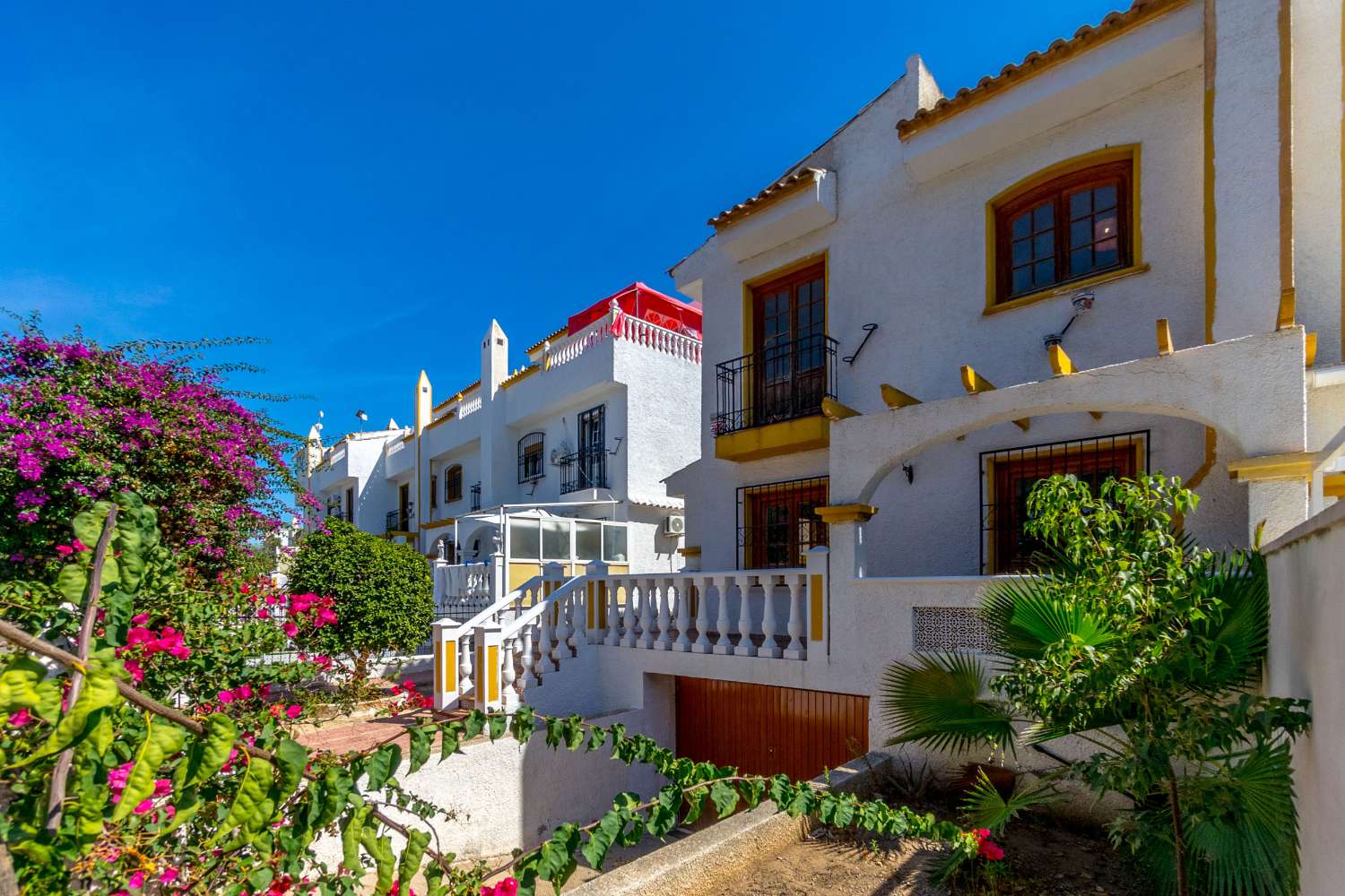 DUPLEX JUMELÉ MODERNE À LOS ALTOS AVEC PISCINE COMMUNE ET GARAGE SOUTERRAIN