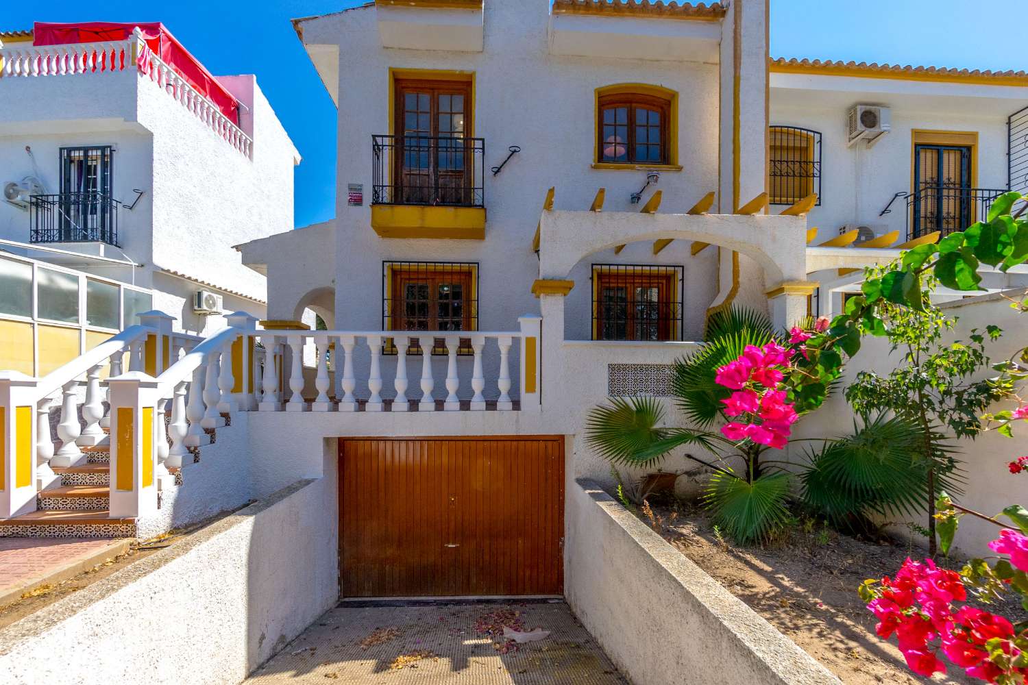 DUPLEX JUMELÉ MODERNE À LOS ALTOS AVEC PISCINE COMMUNE ET GARAGE SOUTERRAIN