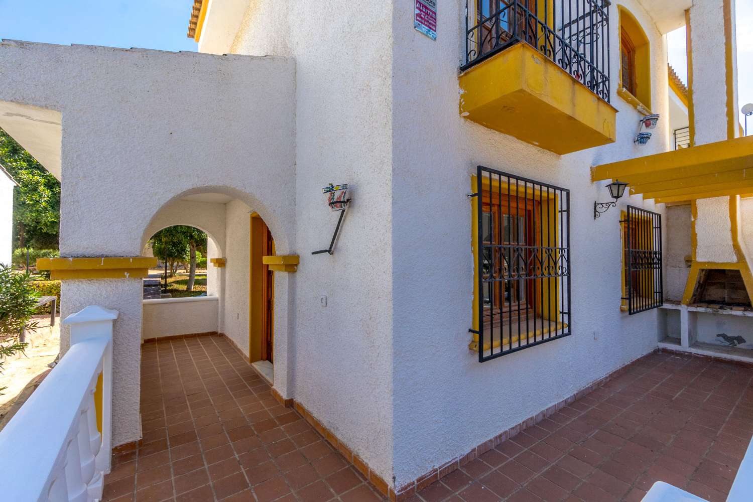 DUPLEX JUMELÉ MODERNE À LOS ALTOS AVEC PISCINE COMMUNE ET GARAGE SOUTERRAIN