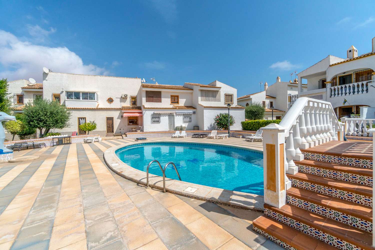 DUPLEX JUMELÉ MODERNE À LOS ALTOS AVEC PISCINE COMMUNE ET GARAGE SOUTERRAIN