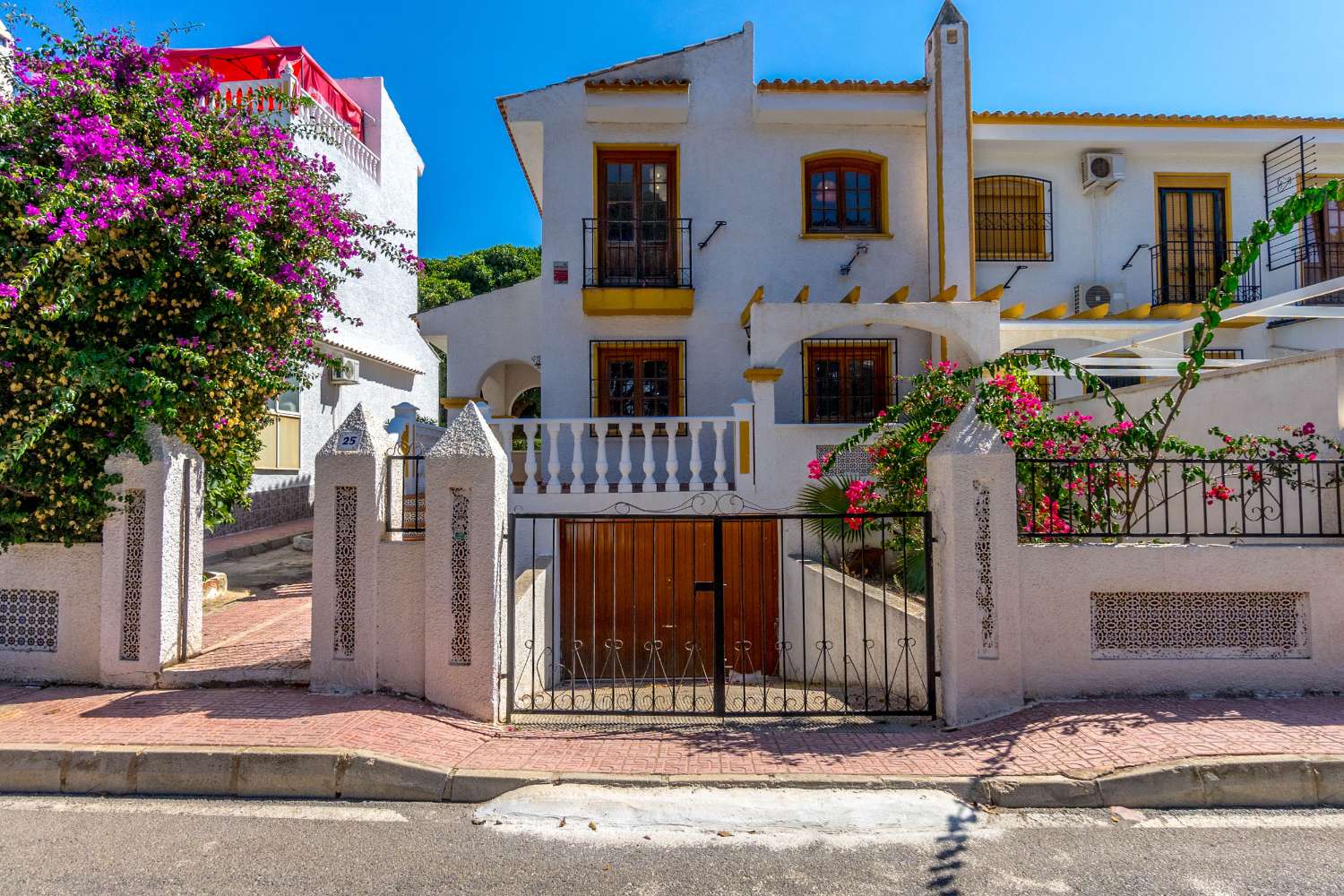 MODERNT PARHUS DUPLEX I LOS ALTOS MED GEMENSAM POOL OCH UNDERJORDISKT GARAGE