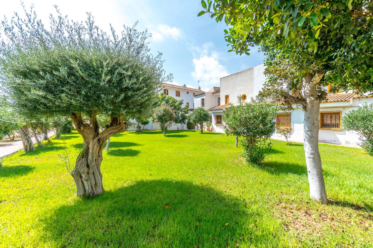 MODERNO DUPLEX BIFAMILIARE A LOS ALTOS CON PISCINA COMUNALE E GARAGE SOTTERRANEO