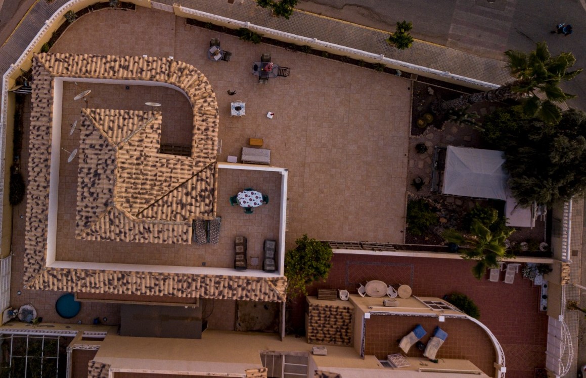 SPECTACULAIRE VILLA MET UITZICHT OP DE ZOUTVLAKTEN EN BERGEN IN TORREVIEJA, MET EIGEN TUIN EN GROTE SEMI-KELDER