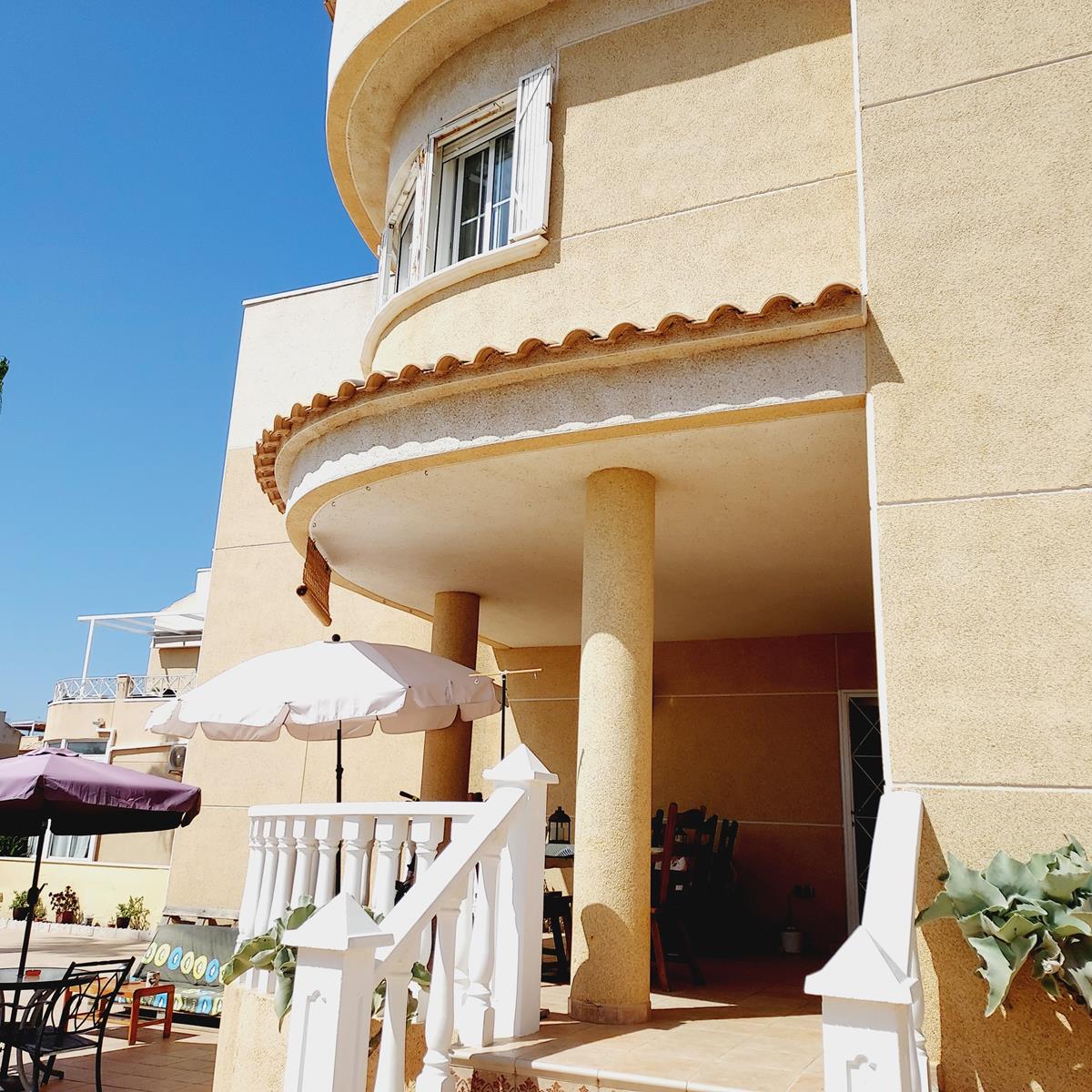 SPECTACULAIRE VILLA MET UITZICHT OP DE ZOUTVLAKTEN EN BERGEN IN TORREVIEJA, MET EIGEN TUIN EN GROTE SEMI-KELDER