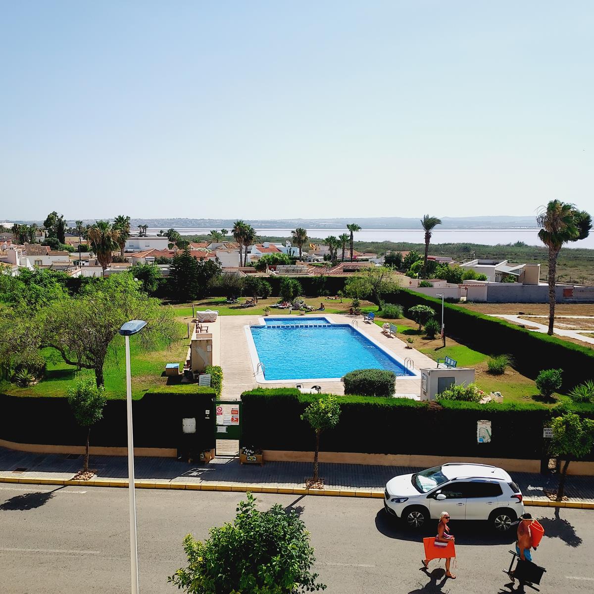 SPECTACULAIRE VILLA MET UITZICHT OP DE ZOUTVLAKTEN EN BERGEN IN TORREVIEJA, MET EIGEN TUIN EN GROTE SEMI-KELDER