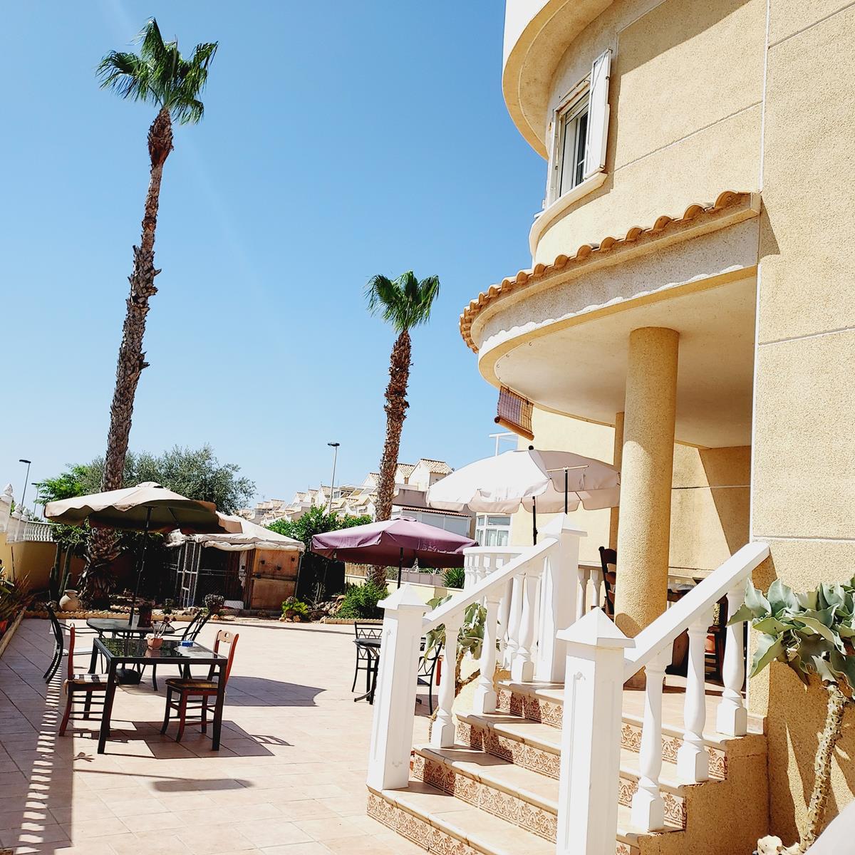 SPECTACULAIRE VILLA MET UITZICHT OP DE ZOUTVLAKTEN EN BERGEN IN TORREVIEJA, MET EIGEN TUIN EN GROTE SEMI-KELDER