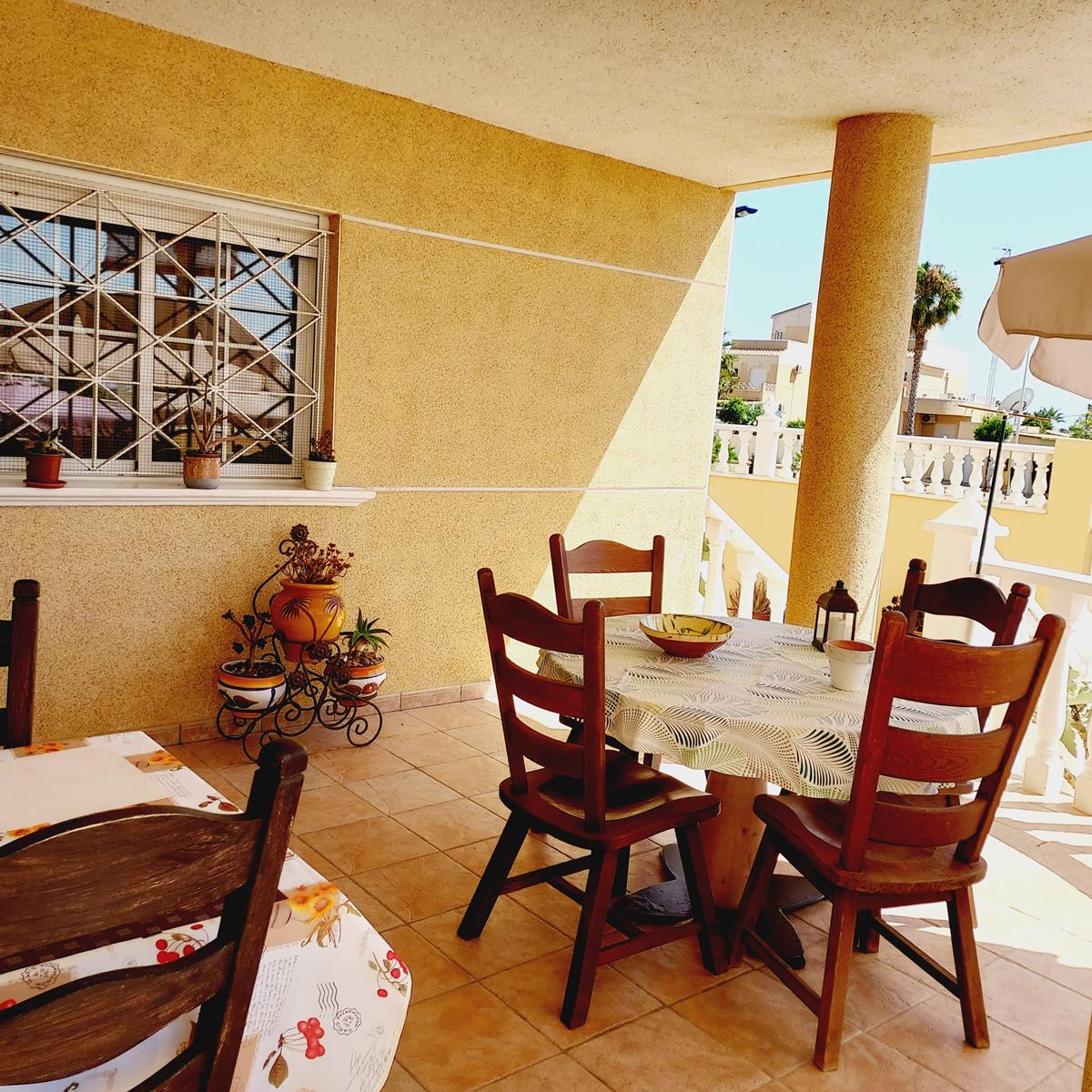 SPEKTAKULÄRE VILLA MIT BLICK AUF DIE SALINEN UND BERGE IN TORREVIEJA, MIT PRIVATEM GARTEN UND GROSSEM HALBKELLER