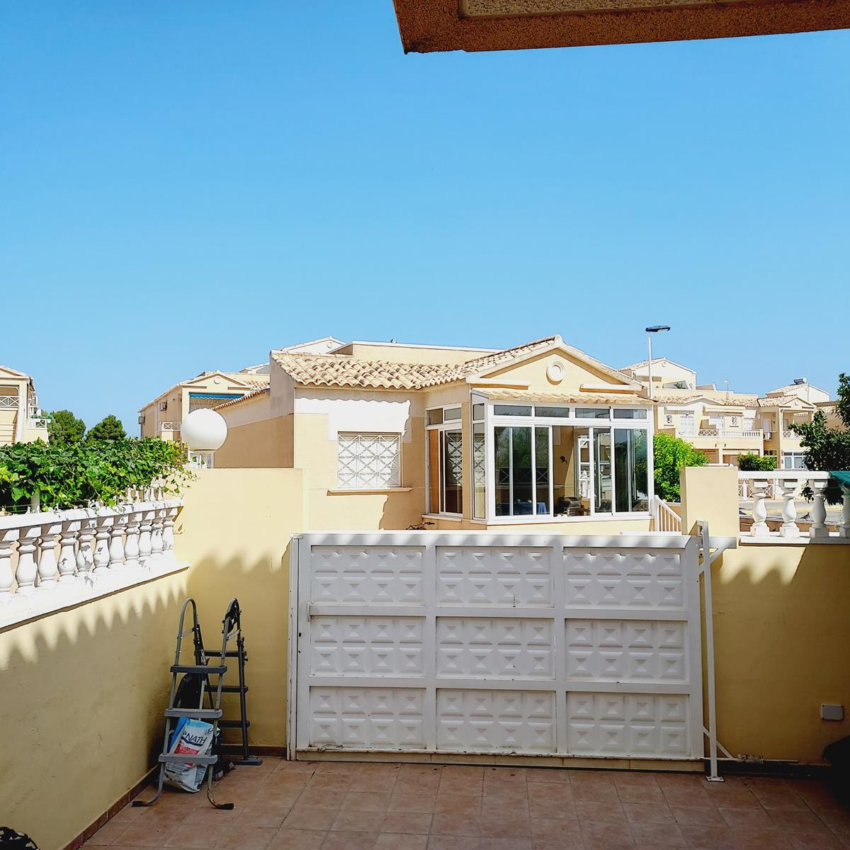 SPECTACULAIRE VILLA MET UITZICHT OP DE ZOUTVLAKTEN EN BERGEN IN TORREVIEJA, MET EIGEN TUIN EN GROTE SEMI-KELDER