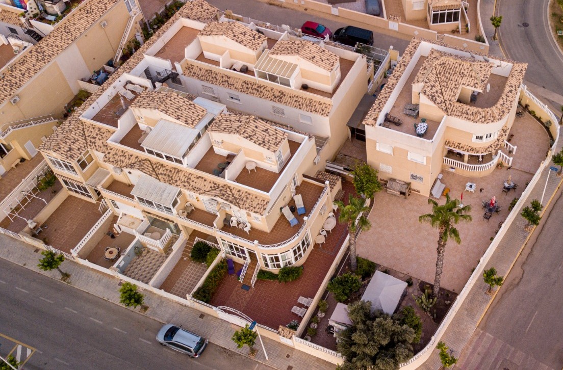 SPEKTAKULÆR VILLA MED UTSIKT OVER SALTLEILIGHETENE OG FJELLENE I TORREVIEJA, MED PRIVAT HAGE OG STOR HALVKJELLER