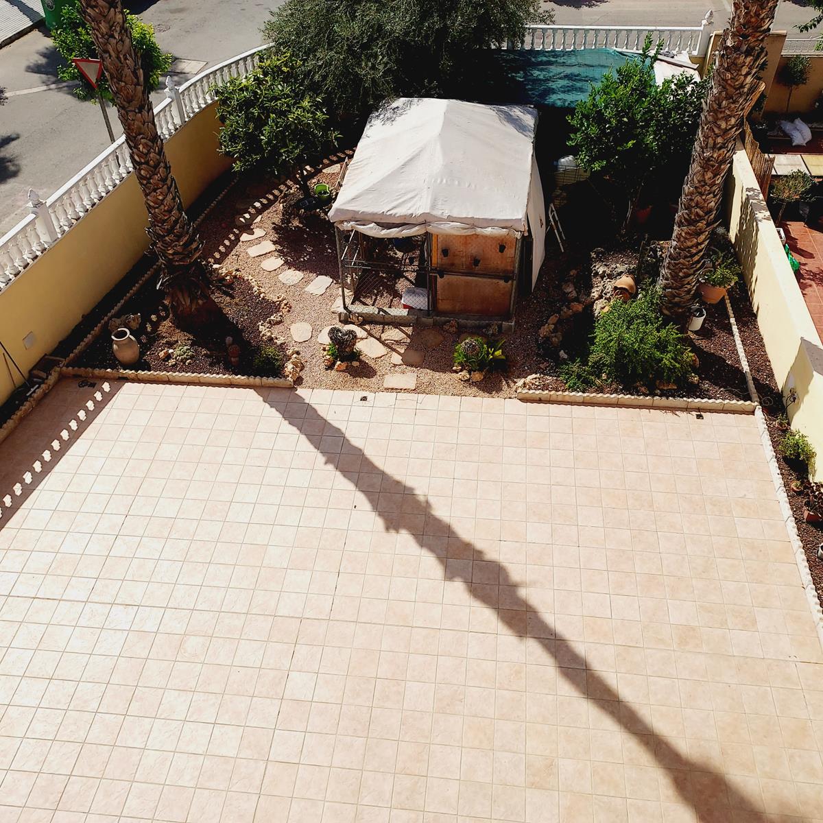 SPEKTAKULÄRE VILLA MIT BLICK AUF DIE SALINEN UND BERGE IN TORREVIEJA, MIT PRIVATEM GARTEN UND GROSSEM HALBKELLER