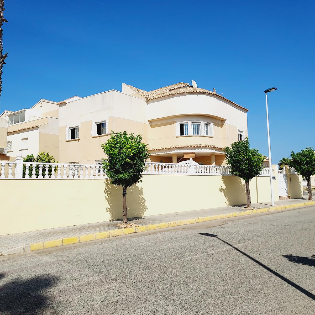 SPECTACULAIRE VILLA MET UITZICHT OP DE ZOUTVLAKTEN EN BERGEN IN TORREVIEJA, MET EIGEN TUIN EN GROTE SEMI-KELDER