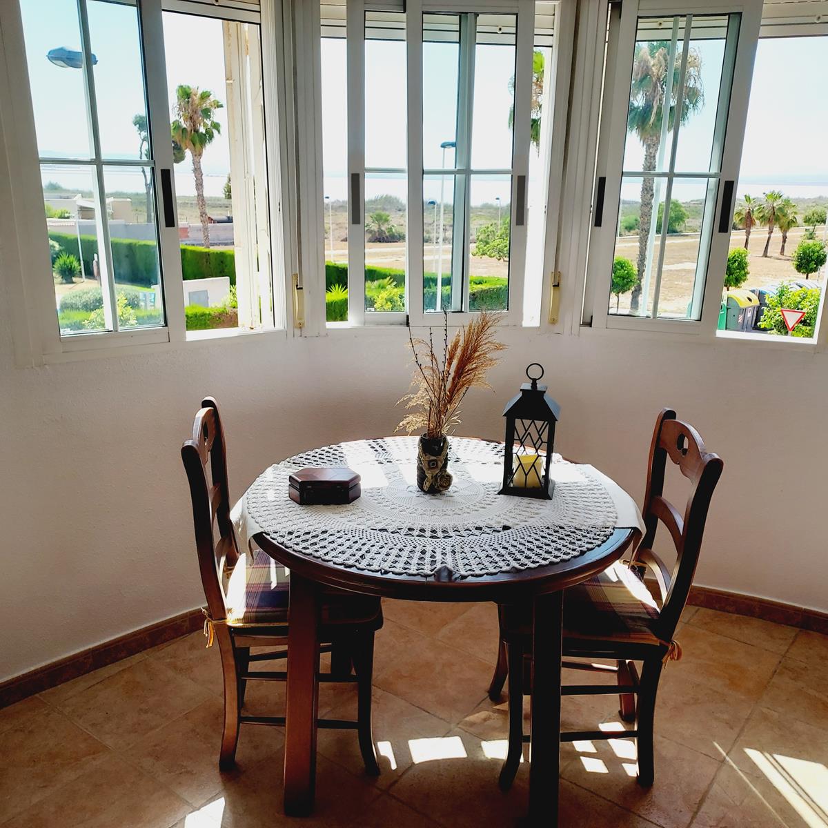 SPECTACULAIRE VILLA MET UITZICHT OP DE ZOUTVLAKTEN EN BERGEN IN TORREVIEJA, MET EIGEN TUIN EN GROTE SEMI-KELDER