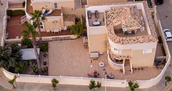 SPEKTAKULÄRE VILLA MIT BLICK AUF DIE SALINEN UND BERGE IN TORREVIEJA, MIT PRIVATEM GARTEN UND GROSSEM HALBKELLER