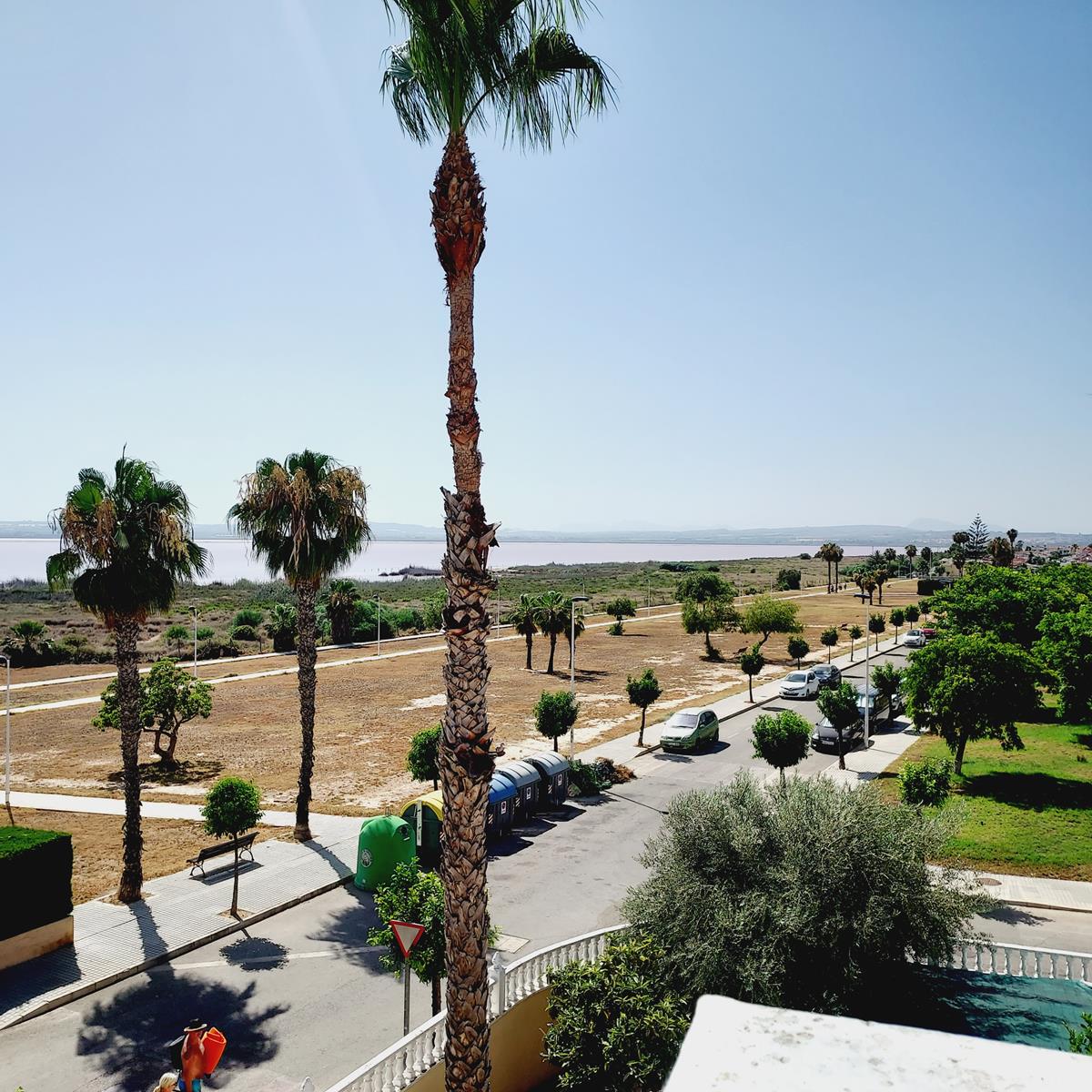 SPEKTAKULÄRE VILLA MIT BLICK AUF DIE SALINEN UND BERGE IN TORREVIEJA, MIT PRIVATEM GARTEN UND GROSSEM HALBKELLER