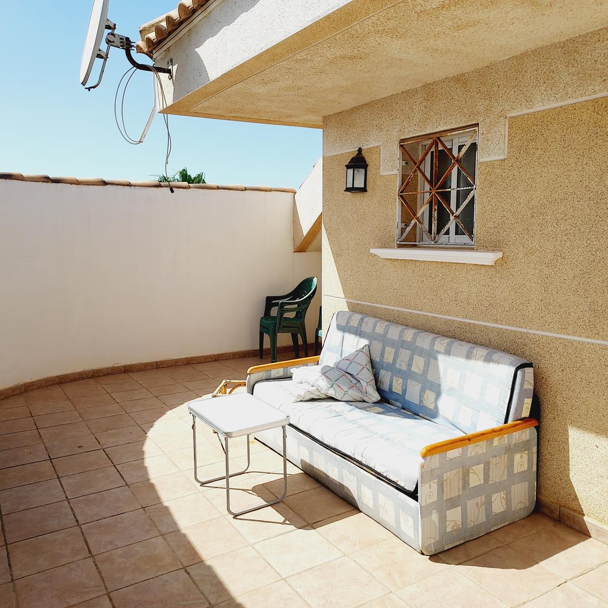 SPECTACULAIRE VILLA MET UITZICHT OP DE ZOUTVLAKTEN EN BERGEN IN TORREVIEJA, MET EIGEN TUIN EN GROTE SEMI-KELDER