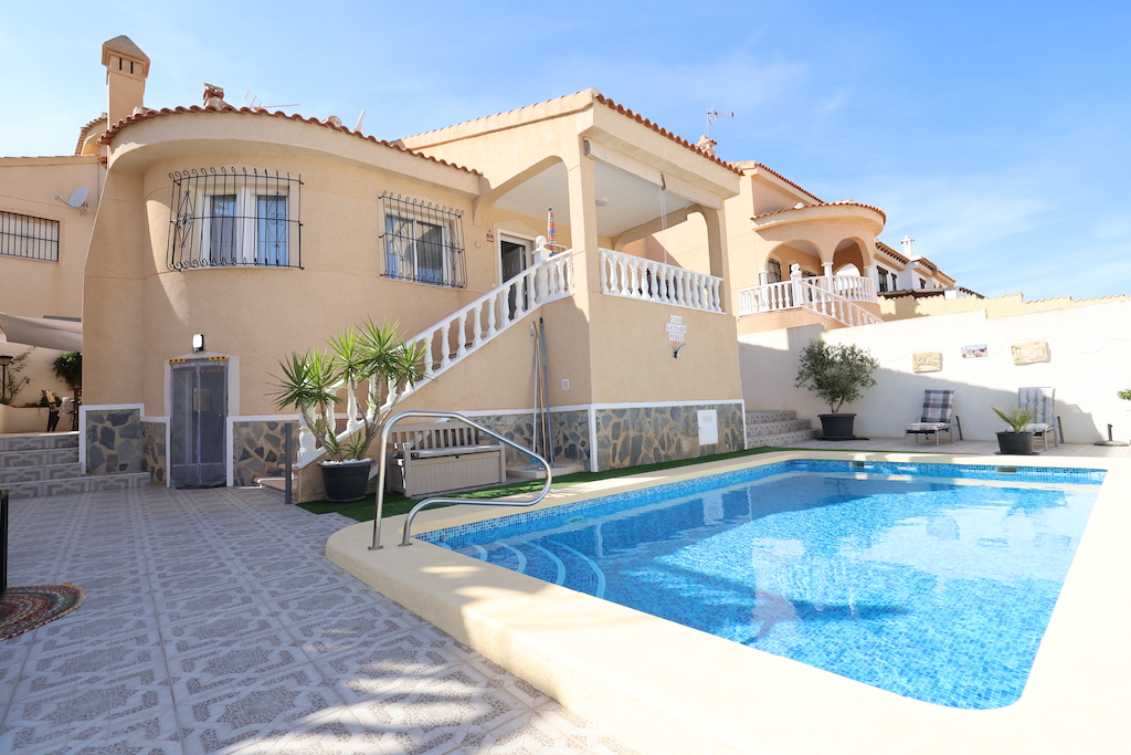 DETACHED VILLA IN CIUDAD QUESADA WITH PRIVATE POOL, BARBECUE AREA AND PLOT OF 300M²