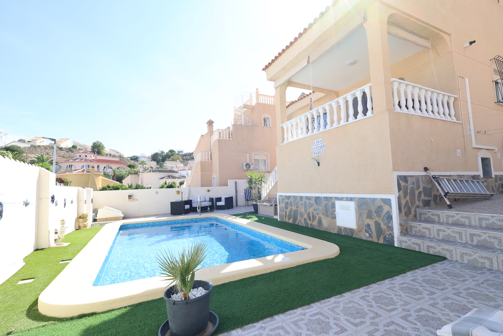 VILLA INDIPENDENTE A CIUDAD QUESADA CON PISCINA PRIVATA, AREA BARBECUE E TERRENO DI 300M²