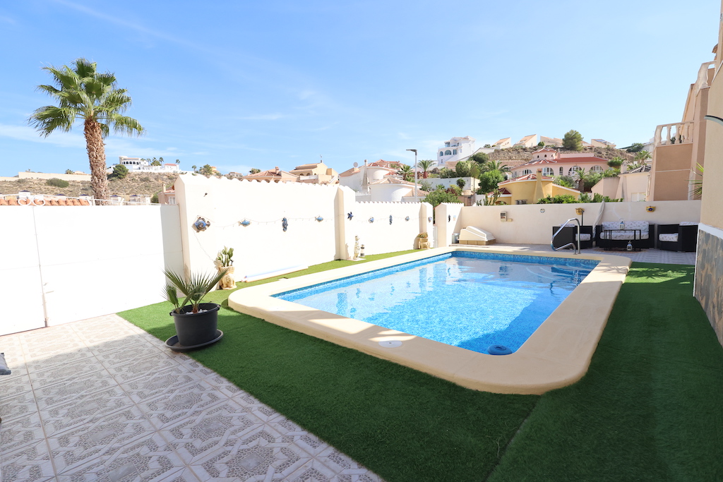 VILLA INDIPENDENTE A CIUDAD QUESADA CON PISCINA PRIVATA, AREA BARBECUE E TERRENO DI 300M²