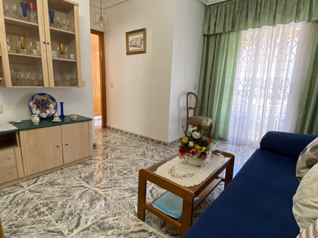 CENTRAAL GELEGEN APPARTEMENT IN TORREVIEJA OP 650 METER VAN PLAYA DEL CURA, KLAAR OM IN TE TREKKEN