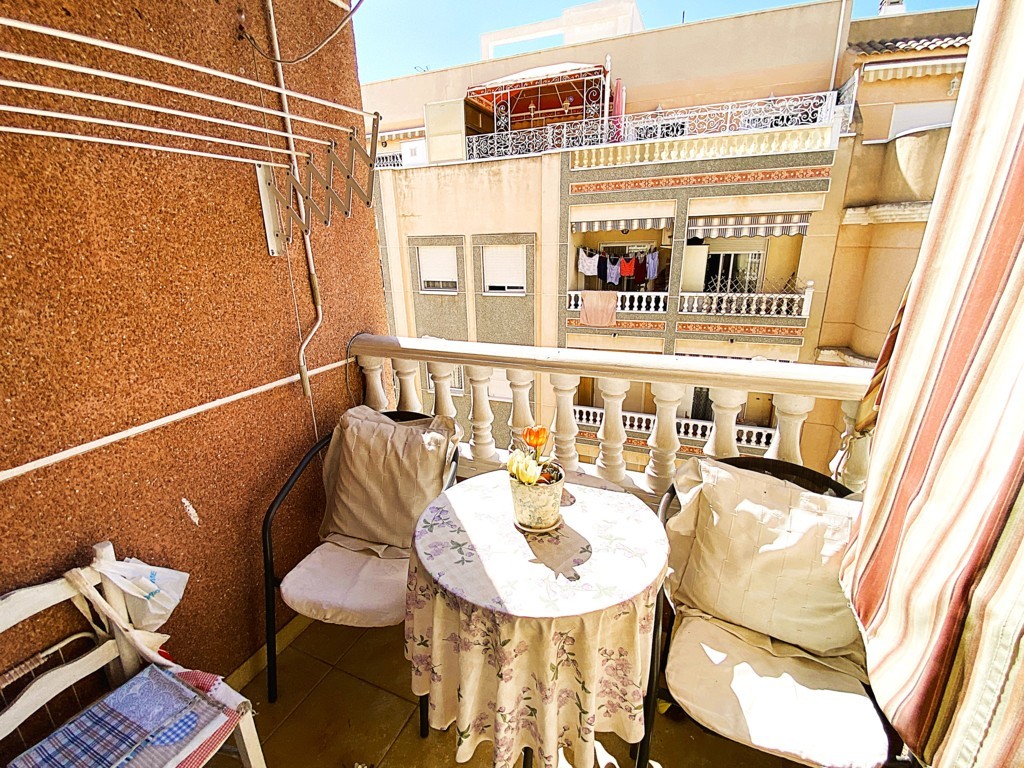 CENTRAAL GELEGEN APPARTEMENT IN TORREVIEJA OP 650 METER VAN PLAYA DEL CURA, KLAAR OM IN TE TREKKEN