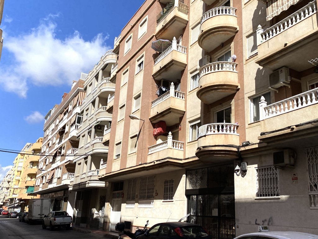 CENTRAAL GELEGEN APPARTEMENT IN TORREVIEJA OP 650 METER VAN PLAYA DEL CURA, KLAAR OM IN TE TREKKEN