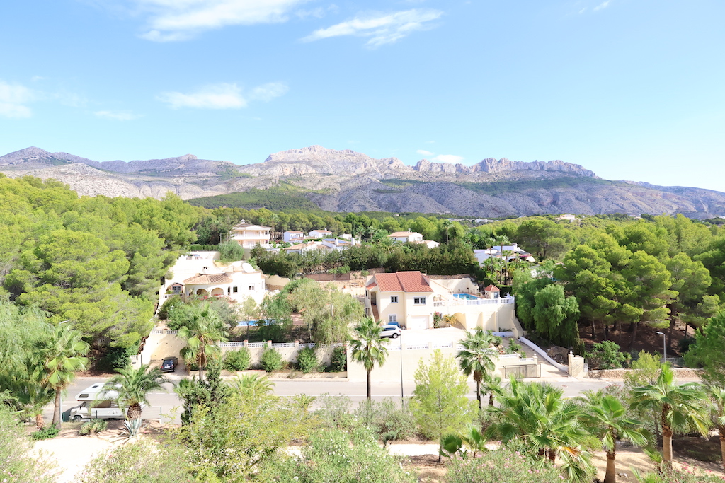 APPARTEMENT IN RESIDENCIAL ALTEA NATURA 2 MET UITZICHT, GEMEUBILEERD EN MET ZWEMBAD