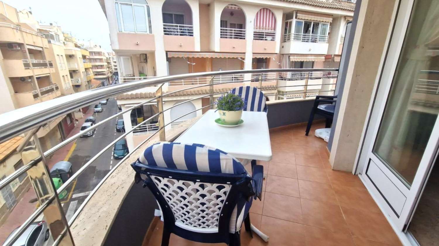 SPACIEUX APPARTEMENT D’ANGLE À 130 M DE PLAYA DEL CURA, AVEC VUE LATÉRALE SUR LA MER ET EXCELLENT EMPLACEMENT